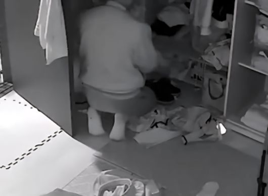 지난 5월 27일 자정쯤 경북 안동의 한 아파트를 무단침입한 피의자 A씨가 피해자의 옷장을 뒤지고 있는 모습이 홈캠에 찍혔다. /피해 여성 B씨 제공