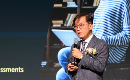 김성근 포스텍 총장이 17일 ‘미래사회 교육 컨퍼런스’에서 기조강연을 하는 모습./고운호 기자