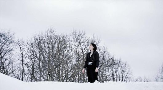 엣나인필름영화 ‘여행과 나날’에서 설경을 감상하는 주인공(심은경). 일본 야마가타현에서 촬영했다.