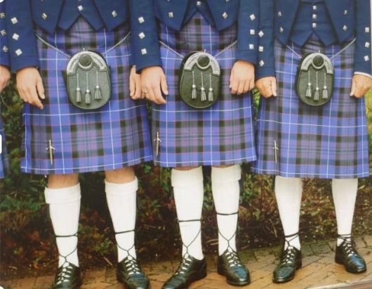 스코틀랜드의 전통 의상 '킬트'에는 클랜을 상징하는 고유한 체크무늬가 사용된다.