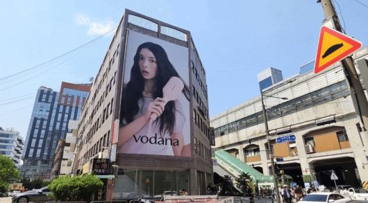 서울 성수동에서 지난 5월에 촬영한 사진을 그록(Grok) 4.1에 넣었더니 도로의 차들은 지나가고 건물에 걸린 광고 사진의 모델이 머리를 빗고 있는 영상으로 바뀌었다./조인원 기자