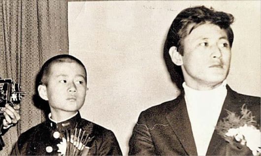 송승환 제공1968년 동아연극상 시상식, 남자 연기상을 받은 박근형(오른쪽·당시 28세)과 특별상을 받은 소년 송승환(당시 11세).