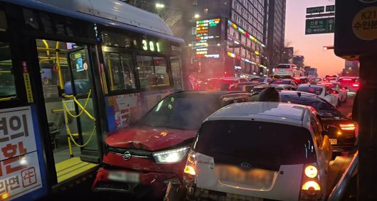 19일 오후 서울 강남구 강남구청역 인근에서 시내버스가 승용차 10대를 들이받는 사고가 발생 퇴근길 도로가 아수라장으로 변했다./ 독자제공