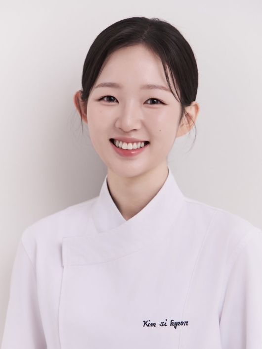 ‘아기 맹수’, 김시현. 미슐랭 3스타 한식당 ‘가온’과 인터컨티넨탈 호텔을 거쳐, 논현동 한식 파인다이닝 ‘솔밤’에서 근무 중이다. @_hyeonsi