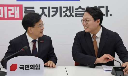 국민의힘 송언석, 개혁신당 천하람 원내대표가 17일 서울 여의도 국회에서 ‘통일교 특검’관련 회동에 앞서 기념촬영을 하고 있다. /남강호 기자