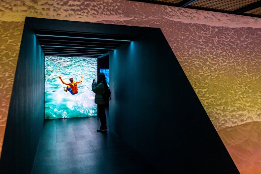 물 속으로 빠져드는 듯 터널 형태로 깊이감을 살린 '요시고 사진전2: 끝나지 않은 여행'의 전시 공간. / 이신영 영상미디어 기자