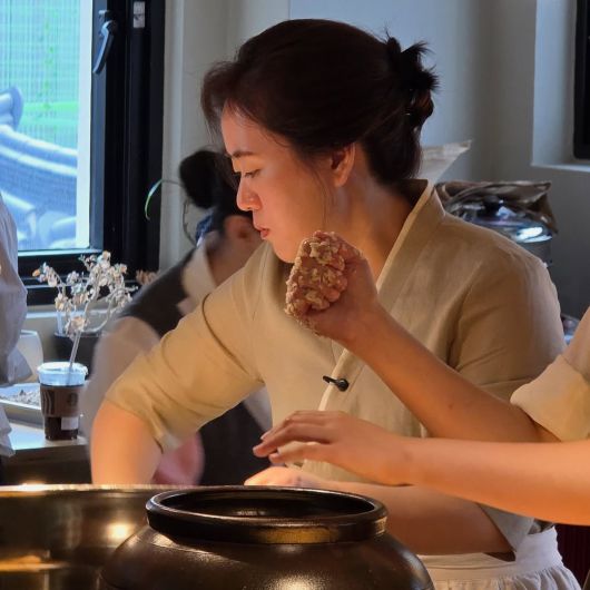 ‘술 빚는 윤주모’, 윤나라. 해방촌에서 ‘윤주당’을 운영하고 있다. @yunjudang