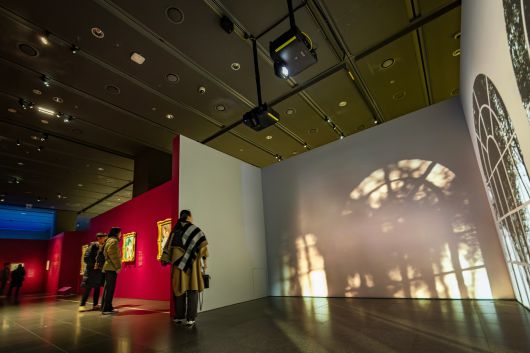 변화무쌍한 날씨를 조명과 영상으로 연출한 영상도 볼거리다. / 이건송 영상미디어 기자