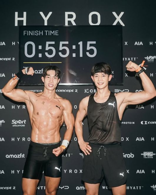 지난달 싱가포르에서 열린 하이록스 대회에 참석한 하이록스 선수 홍범석(왼쪽)과 가수 민호. /홍범석 인스타그램