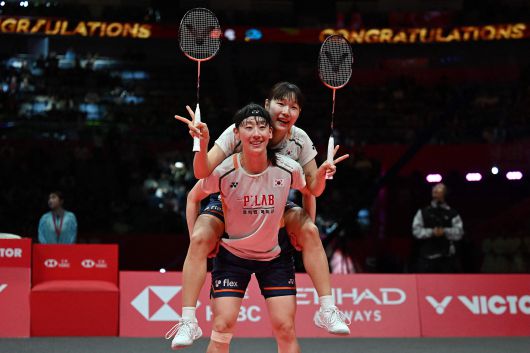 21일 세계배드민턴연맹(BWF) 월드 투어 파이널 여자 복식에서 우승한 이소희(앞쪽)와 백하나가 포즈를 취하며 기뻐하고 있다. /AFP 연합뉴스