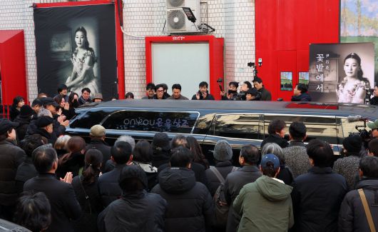 고 윤석화 배우를 마지막으로 배웅하는 조문객들. /뉴스1