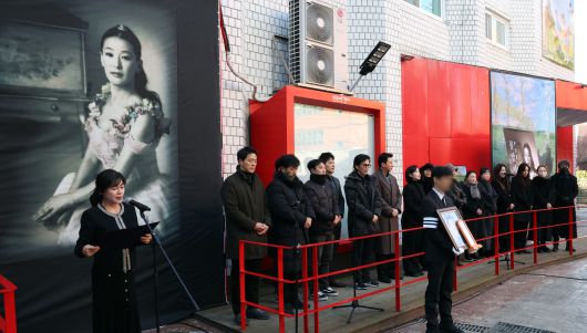 21일 오전 대학로 옛 극장 정미소 앞에서 열린 고 윤석화 배우 노제에서, 한국연극인복지재단 이사장 길해연 배우가 추도사를 낭독하고 있다. /뉴스1