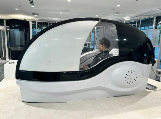 인간 세탁기에서 목욕 체험을 하는 중인 슈칸분슌의 기자./슈칸분슌