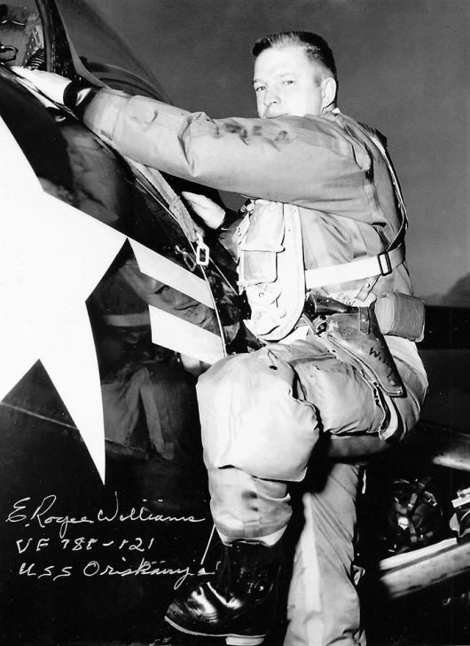 로이스 윌리엄스 미 해군 예비역 대령이 해군 부대에서 활동하던 시절의 사진. 그가 조종한 해군 전투기 모함인 오리스커니함은 6·25와 베트남 전쟁 현장 등에 배치됐다. /페이스북