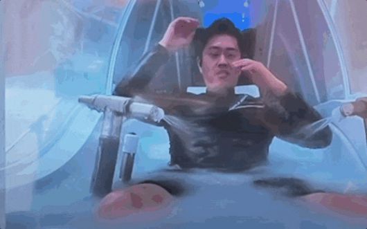 지난 3월 요시무라 히로후미 오사카부 지사가 '오사카 엑스포 시사회 전시'에서 인간 세탁기를 체험하는 모습./교도통신