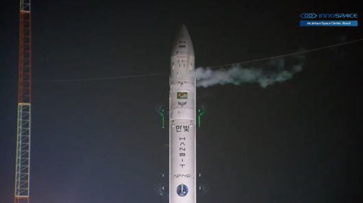 국내 우주발사체 기업 이노 스페이스의 첫 상업 우주발사체 ‘한빛-나노’가 23일 브라질 알칸타라 우주센터에 발사됐으나 비행 도중 이상이 발생해 생중계가 중단됐다. 직전의 로켓 모습./ 이노스페이스 유튜브