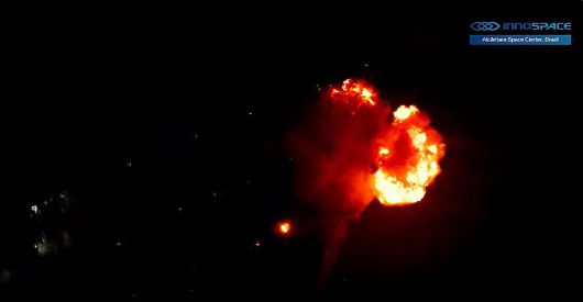 23일 오전(한국시간) 브라질 알칸타라 우주센터에서 발사되고 있는 이노스페이스의 상업 우주로켓 '한빛 나노'가 발사 후 떨어져 폭발하고 있다./이노스페이스 유튜브