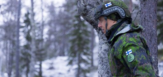 알렉산데르 스투브 핀란드 대통령이 지난해 11월 로바니에서 열린 군 훈련을 전투복 차림으로 참관하고 있다./핀란드 대통령실