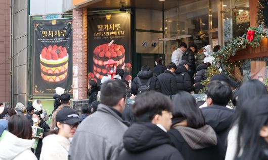 딸기시루가 출시된 23일 대전 중구 성심당 일대에 빵을 사려는 고객들이 차례를 기다리고 있다./뉴스1