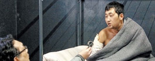 정철환 특파원2월에 본지와 인터뷰하는 북한군 포로  러시아 쿠르스크 지역에 파병돼 우크라이나군과 교전을 벌이다 포로가 된 북한군 리모(오른쪽)씨가 지난 2월 우크라이나 키이우 인근 포로수용소에서 본지 정철환 특파원과 인터뷰를 하는 모습. 리씨는 당시에도 한국으로 가고 싶다는 의사를 밝혔다.