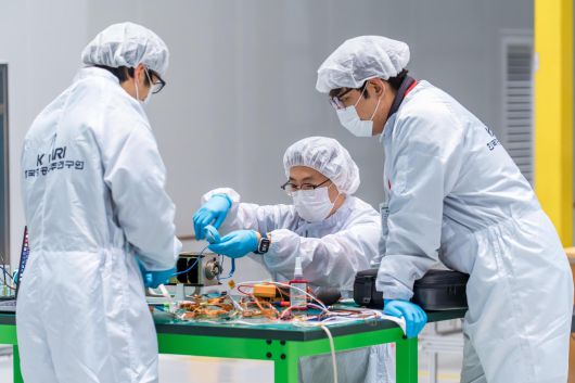 누리호 4차 발사를 위해 큐브 위성을 탑재하는 모습. /코스모비