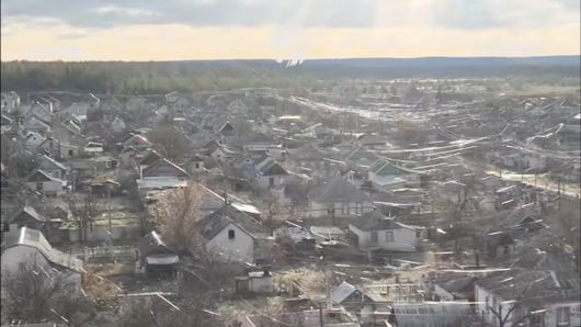 지난 19일 우크라이나군 제63독립기계화여단이 텔레그램을 통해 공개한 영상. 우크라이나 동부 전선에서 러시아·우크라이나군이 보낸 광섬유 드론에서 뿜어져 나온 케이블이 마치 거미줄처럼 온 마을을 덮고 있다. /텔레그램