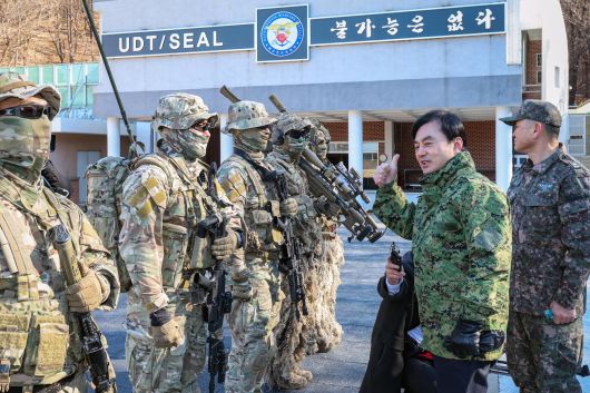 26일 해군특수전전단 UDT/SEAL 부대를 방문한 안규백(왼쪽 둘째) 국방장관이 특전요원들을 격려하고 있다. /국방부