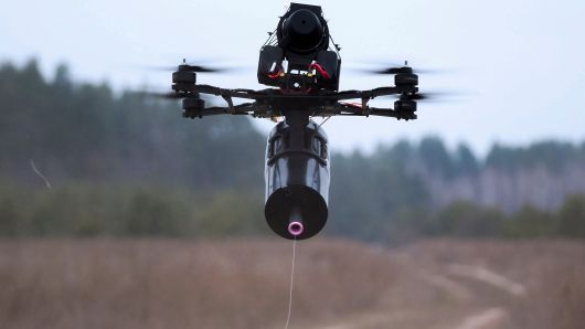 우크라이나군이 사용하는 광섬유 드론의 모습. 광섬유 드론은 전파를 통해 신호를 송·수신해 전파 방해나 위치 노출의 위험이 있는 기존 드론의 단점을 보완할 수 있다. 수십㎞에 달하는 케이블이 내장돼 있어 전파가 아닌 물리적으로 신호를 주고 받기 때문에 은밀한 정찰·공격 수단으로 빠르게 확산하고 있다. /EPA 연합뉴스