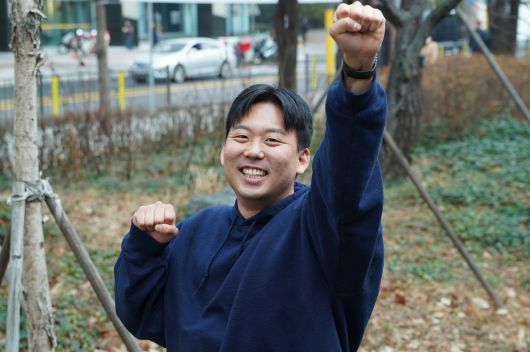 로켓처럼 쏘아나갈 듯 팔을 뻗어보인 박 대표. /더비비드