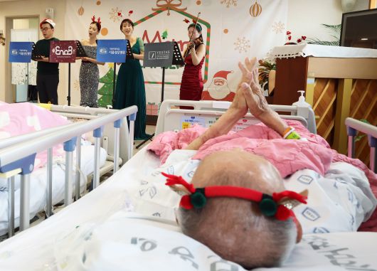 크리스마스를 하루 앞둔 지난 24일 서울 서초구 서울성모병원 호스피스병동에서 연주자와 성악가들이 환자들을 위해 공연을 펼치고 있다. /장경식 기자