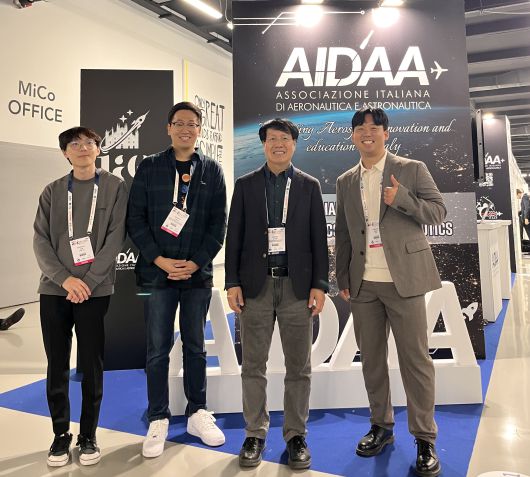 박 대표(맨 오른쪽)와 최원호 교수(왼쪽에서 세 번째), 코스모비 공동창업자들. /박동하 대표 제공