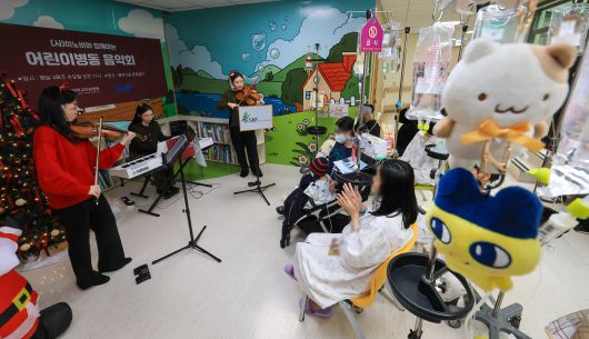 17일 오전 서울 성북구 고려대학교 안암병원 어린이병동에서 음악회가 열리고 있다. 이날 음악회에는 이지현(바이올린), 김민경(비올라), 박진희(피아노)가 참여했다. /박성원 기자
