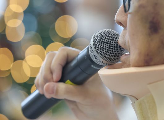 24일 서울 서초구 서울성모병원 별관 호스피스 병동에서 음악회가 진행된 가운데 한 환자가 특별 공연으로 노래를 부르고 있다. /장경식 기자