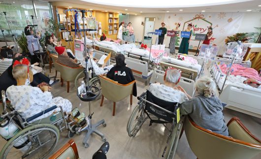 크리스마스 이브인 24일 서울 서초구 서울성모병원 별관 호스피스 병동에서 연주자와 성악가들이 환자들을 위해 공연을 펼치고 있다. /장경식 기자