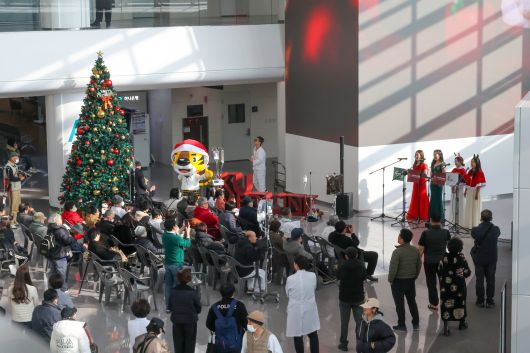 17일 오후 서울 성북구 고려대학교 안암병원 로비에서 환자들을 위한 힐링 음악회가 열리고 있다. /박성원 기자