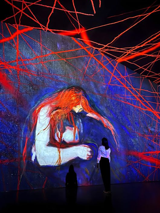 강화군 복합 문화 공간 '아트팩토리참기름 강화'에서는 미디어아트로 뭉크의 대표작과 만나는 전시를 내년 3월까지 선보인다. / 아트팩토리참기름 강화