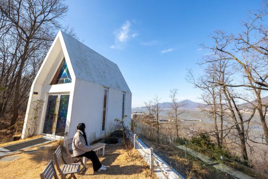 채플 앞 벤치에 앉으면 동검도와 선두리 사이의 갯벌과 마주할 수 있다. 머리를 비우기에는 그만인 풍경이 하루종일 펼쳐진다. / 이신영 영상미디어 기자