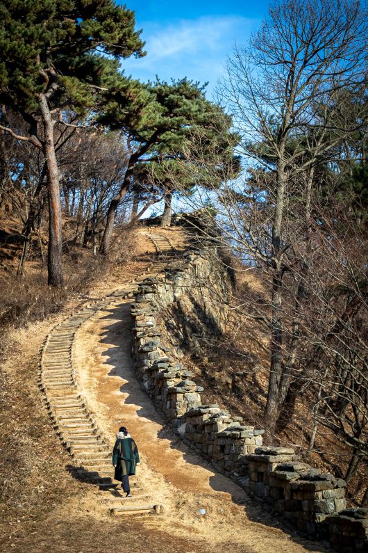 전등사 일주문을 대신하는 '강화 삼랑성' 성곽길은 사색하기 좋은 코스다. 조금만 올라가면 뜻밖의 전망이 펼쳐진다. / 이신영 영상미디어 기자
