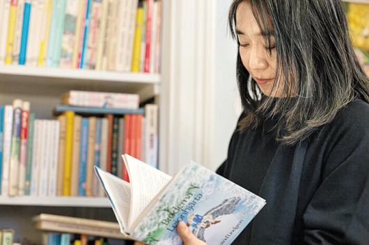 ‘말괄량이 삐삐’ 린드그렌 집 찾은 한강 - 지난 8일(현지 시각) 스톡홀름에서 ‘말괄량이 삐삐’로 잘 알려진 작가 아스트리드 린드그렌이 살았던 집을 방문한 한강. 손에 든 책은 어린 시절 무척 좋아했다는 린드그렌의 ‘사자왕 형제의 모험’. /노벨 위원회