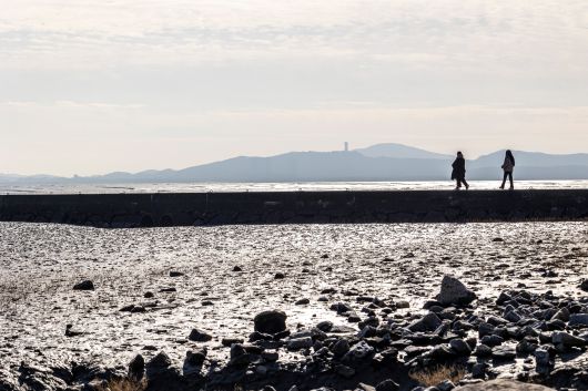 동검항 선착장은 방향에 따라 일출과 일몰을 모두 볼 수 있는 전망 포인트다. 선착장을 걷는 이들의 실루엣을 담아보는 사진도 색다르다. / 이신영 영상미디어 기자