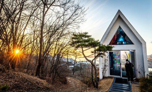 홀로 찾아가 조용히 묵상, 기도할 수 있는 '동검도 채플'. 7평의 아담한 공간은 스테인드글라스 예술가이자 가톨릭조형예술연구소 대표인 조광호 신부가 직접 꾸몄다. 365일 24시간 내내 무인 운영하는 채플은 누구에게나 열려있다. / 이신영 영상미디어 기자