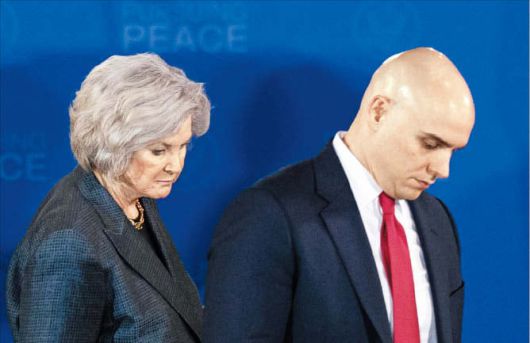 게티이미지코리아제임스 블레어(오른쪽) 미국 백악관 부비서실장과 수지 와일스 비서실장이 지난 8월 미·러 정상회담 이후 기자회견장에 들어서고 있다.