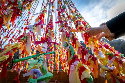 전등사에선 매년 정월대보름에 새해 소원지를 태우는 행사를 연다. 벌써부터 다녀간 이들의 소원지가 빼곡하다. / 이신영 영상미디어 기자