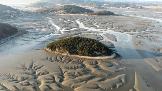 섬 모양이 동그랗다고 해서 '동그랑섬'은 물때에 따라 동검도와 연결되기도, 단절되기도 한다. 사진 왼쪽이 동검도 해안도로다. 물이 빠지면 동검도에서 걸어 들어가볼 수 있을 정도로 가까운 거리이나 펄이 질어 걸어가기가 만만치는 않다. / 이신영 영상미디어 기자