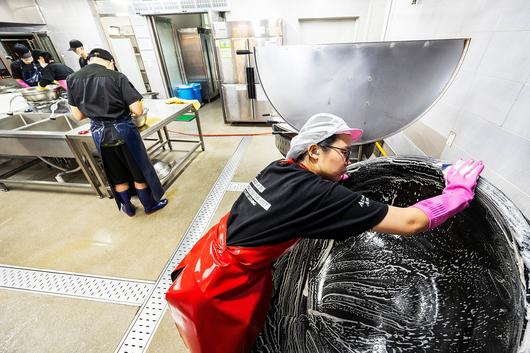조리와 설거지는 동시에 이뤄졌다. 사용을 마친 즉시 닦는다. /양수열 영상미디어 기자