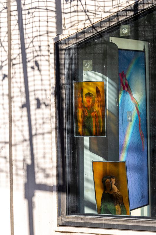 채플 옆의 갤러리는 조광호 신부의 스테인드글라스 작품 전시 갤러리 겸 다목적 공간으로 활용하고 있다. 주말 11시에는 조 신부가 직접 미사를 진행하는 소성당으로 변신한다. / 이신영 영상미디어 기자