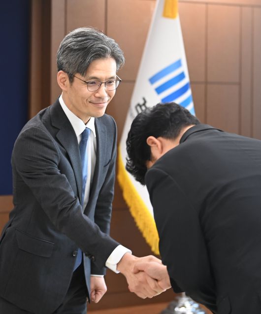 박철우 신임 서울중앙지검장이 지난달 21일 서울 서초구 서울중앙지검에서 열린 취임식에서 직원들과 인사하고 있다. /뉴스1