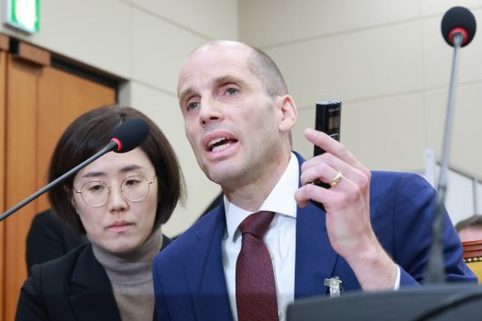 30일 국회에서 열린 쿠팡 침해사고 및 개인정보 유출, 불공정 거래, 노동환경 실태 파악과 재발 방지 대책 마련을 위한 청문회에서 해롤드 로저스 쿠팡 대표이사가 최민희 과학기술정보방송통신위원회 위원장의 동시통역기 착용 요구에 답변하고 있다. /연합뉴스