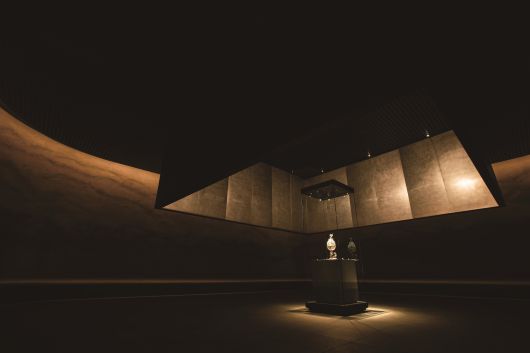 국립부여박물관에서 23일 개관한 '백제대향로관'. 77평 전시실 정중앙에 국보 백제금동대향로 단 한 점이 전시돼 있다. /국립부여박물관