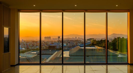 국립부여박물관에서 개관한 '백제대향로관' 3층 복도 휴게 공간. 탁 트인 창문으로 백제 고도 부여의 경관이 한눈에 보인다. 벌써부터 '노을 맛집'으로 소문 났다. /국립부여박물관